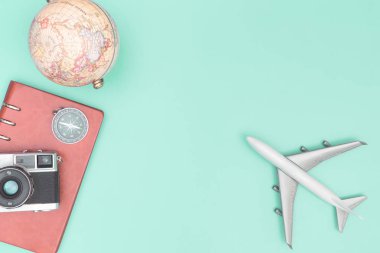 Mavi yeşil teal kopyalama alanı vintage seyahat ekipmanları nesne