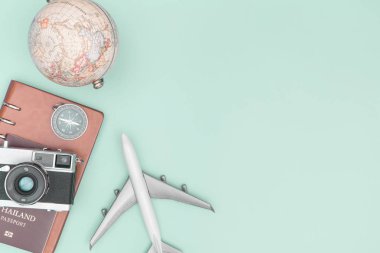 Mavi yeşil teal kopyalama alanı vintage seyahat ekipmanları nesne