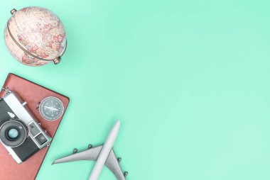 Seyahat aksesuarları nesneleri ve gadget'lar üst görünüm flatlay mavi 