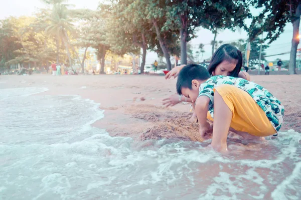 Dos hermanos niños juegan con olas y arena en Pattaya B —  Fotos de Stock