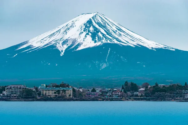 Berg Fuji im Winter mit kawaguchiko Stadt im Vordergrund — Stockfoto