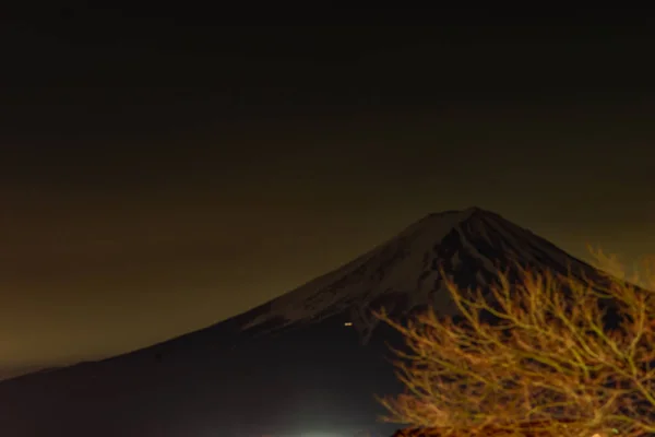 Mt. Fuji al lago Kawaguchi di notte con la luce della città — Foto Stock