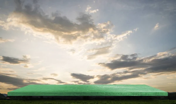 Grön hylla på Golden Sky vägg textur bakgrund. — Stockfoto