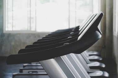 Gym fitness eğitim odasında boş Koşu bandı hattı