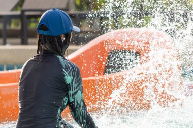 Kız Su parkı havuzunda su sıçrayan olduğunu