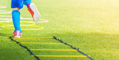 Çeviklik hız merdiveni üzerinde futbol botları eğitim ile Çocuk ayakları