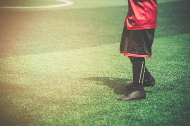 Çocuklar futbol eğitiminde antrenman ve top dibbling olduğunu