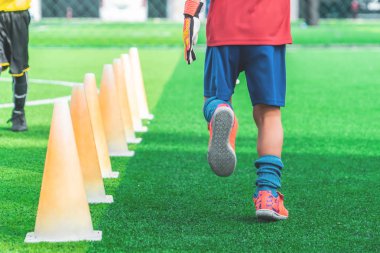 Soc üzerinde eğitim konisi üzerinde futbol botları eğitim ile Çocuk ayakları