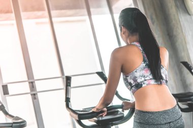Dişi, fitness jimnastik salonundaki Step tırmanma makinesinde çalışıyor.
