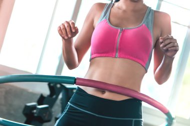 pembe spor giymede tanınmayan Kadın Hula h ile çalışıyor