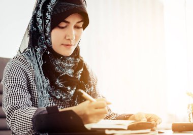 Güney Doğu Asya İslam kadın bir kitap yazıyor