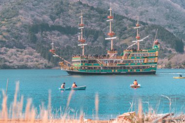 İnsanlar Ashi Gölü, Hakone Tekneler ve Gemi seyahat ediyor.