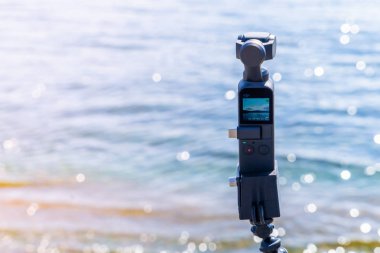 Su görüntüleri çekmek için Osmo Pocket kullanan Fotoğrafçı.