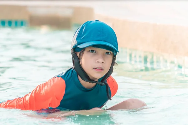Asiática chica siiting en un piscina —  Fotos de Stock