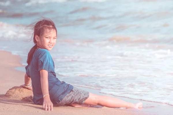 Niña está jugando con olas y arena en la playa de Pattaya —  Fotos de Stock