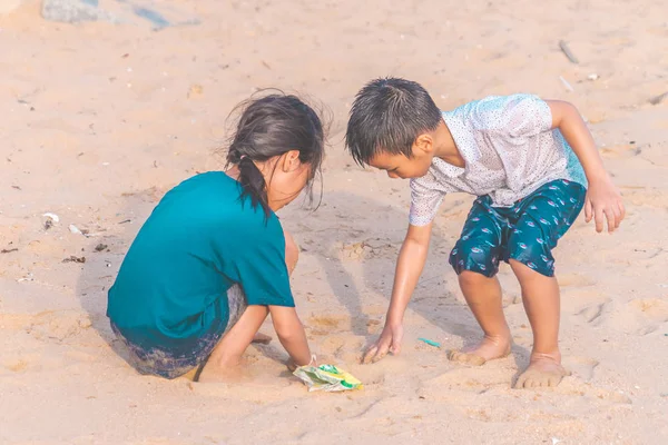 Çocuklar plastik şişe ve gabbage onlar foun alıyor