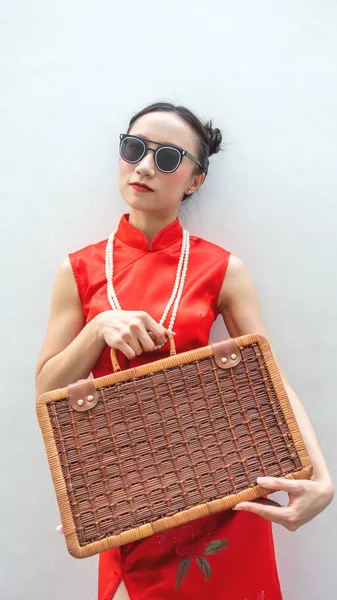 Vintage κινεζική μοντέλο μόδας με γυαλιά ηλίου και αποσκευές ταξιδίου — Φωτογραφία Αρχείου