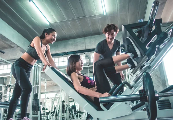 El equipo de amigos está ejercitando Leg Press en el gimnasio de fitness juntos — Foto de Stock