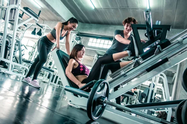 El equipo de amigos está ejercitando Leg Press en el gimnasio de fitness juntos — Foto de Stock