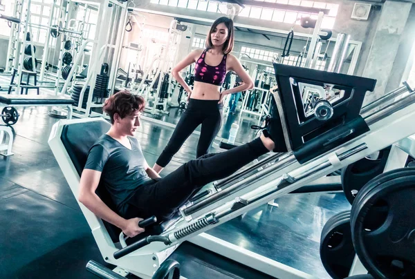 Arkadaş ekibi birlikte fitness salonunda Bacak Basın dışarı çalışıyor