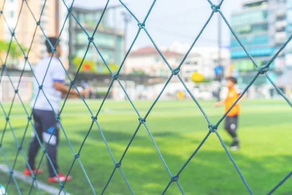 Çocuklar için futbol akademisi antrenmanı arka grup için bulanık