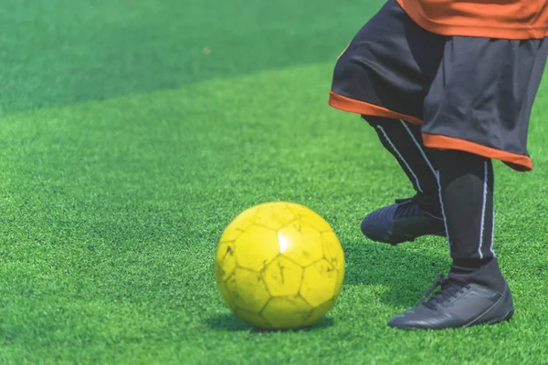 Kinderen trainen en dibbelen bal in voetbalopleiding — Stockfoto