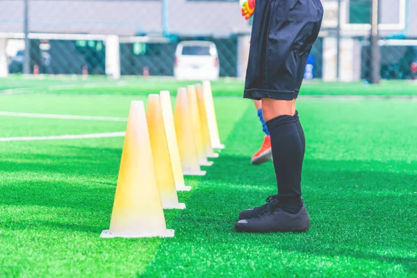 Bambini piedi con stivali da calcio formazione su cono di formazione su soc — Foto Stock