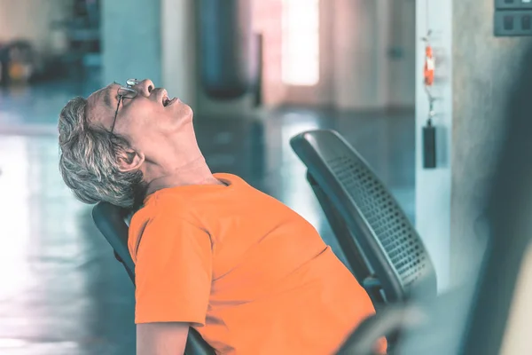 Hombre mayor agotado está trabajando en la máquina de fitness para Elde — Foto de Stock