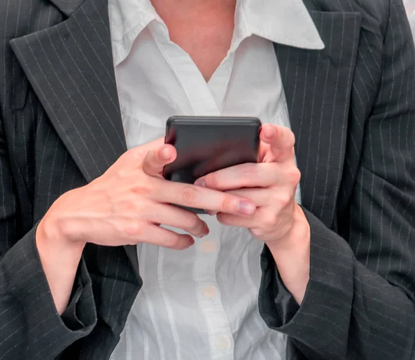 Femme d'affaires est textos massages sur mobile — Photo