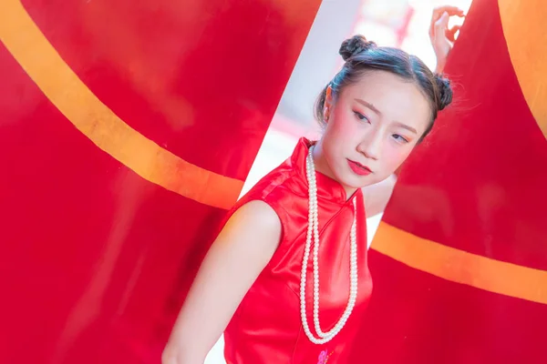 中国の新年のコンクのためにチョンサムを着て美しい中国の女性 — ストック写真