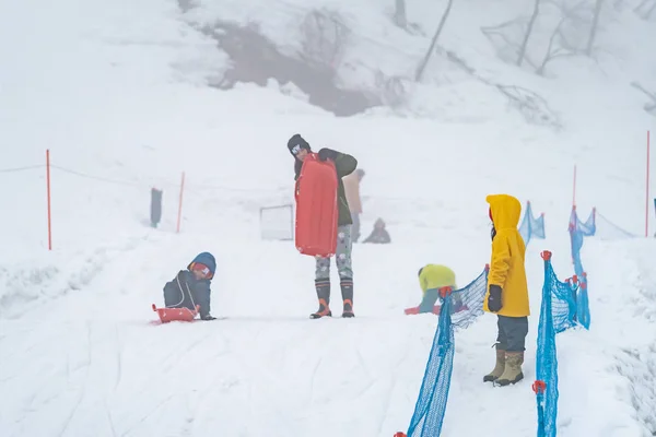 Tourist are playing with snow in Gala Yuzawa Ski resort. — Stock Photo, Image