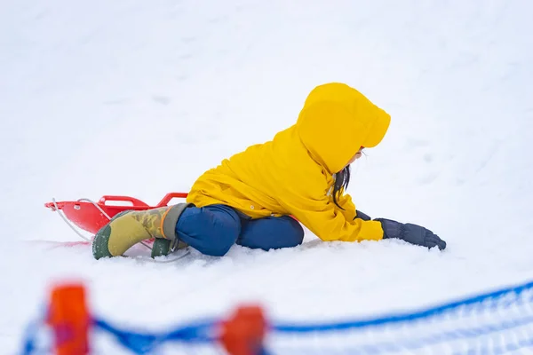 Little Japanese girl is sliding down the snow sled in Gala Yuzaw — Stock Photo, Image