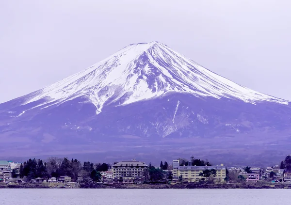 Mont Fuji en hiver avec la ville de Kawaguchiko au premier plan — Photo