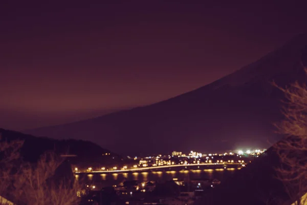 Mt. fuji am Lake kawaguchi bei Nacht mit Stadtlicht — Stockfoto