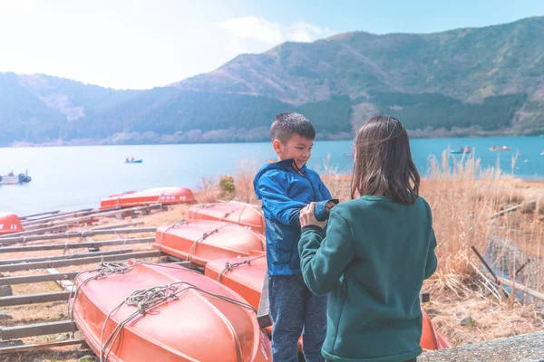 Matka i Syn bawią się w pobliżu jeziora Ashi w Hakone, Japonia — Zdjęcie stockowe