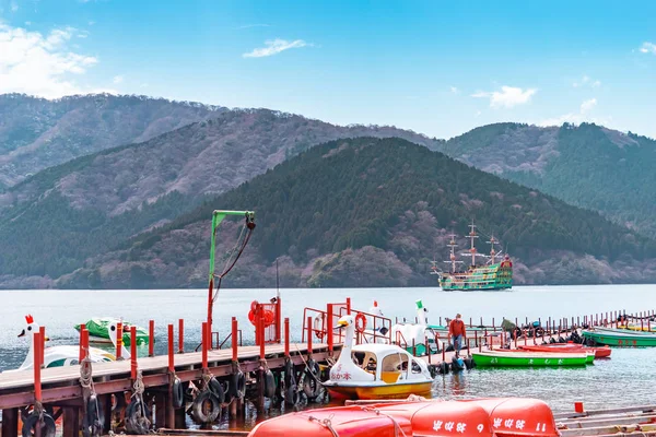 Ludzie podróżują na łodzi i statku w Ashi Lake, Hakone. — Zdjęcie stockowe