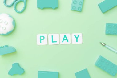 Çocuk eğitimi konsepti için oyuncak ve nesnelerle oyun konsepti