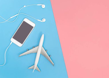 Müzik için mavi sarı pembe arka plan üzerinde cep telefonu ve uçak 