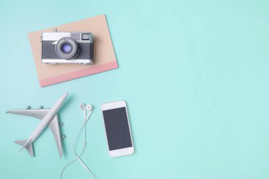 Seyahat aksesuarları nesneleri ve gadget'lar üst görünüm flatlay mavi 