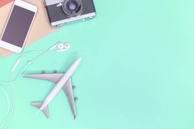 Seyahat aksesuarları nesneleri ve gadget'lar üst görünüm flatlay mavi 