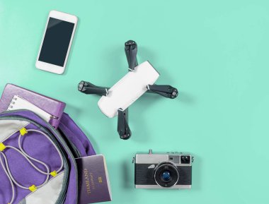 Gezgin Sırt Çantası teal kopya alanı üzerinde seyahat aksesuarları ile