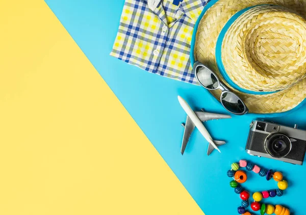 Verano viaje moda y accesorios viaje vista superior flatlay en — Foto de Stock