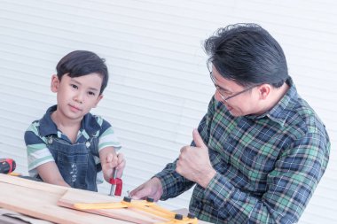  usta Baba inşaat woo çalışmak için oğlu öğretiyor