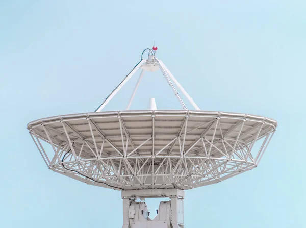 Duży biały odbiornik anteny satelitarnej na niebieskim tle — Zdjęcie stockowe