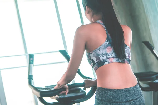 Mujer está trabajando en la máquina escaladora Step en el gimnasio de fitness para — Foto de Stock