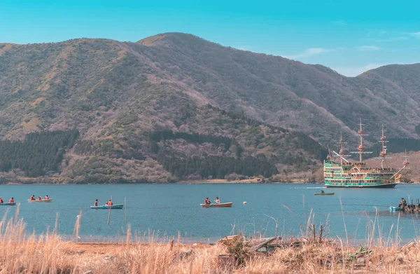 Ludzie podróżują na łodzi i statku w Ashi Lake, Hakone. — Zdjęcie stockowe