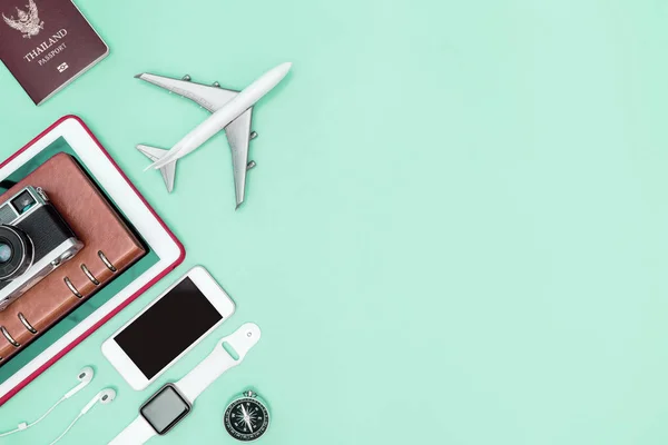 Acessórios de viagem objetos e gadgets vista superior flatlay em azul — Fotografia de Stock