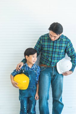 İnşaatçı baba aile bağı için oğlunun yanında duruyor. 