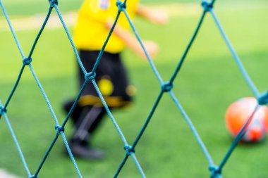 Çocuklar için futbol akademisi antrenmanı arka grup için bulanık