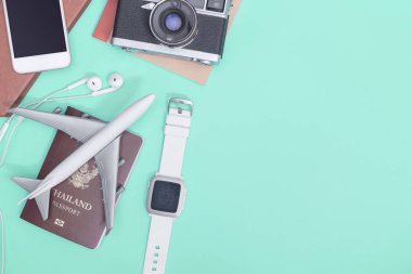 Seyahat aksesuarları nesneleri ve gadget'lar üst görünüm flatlay mavi 